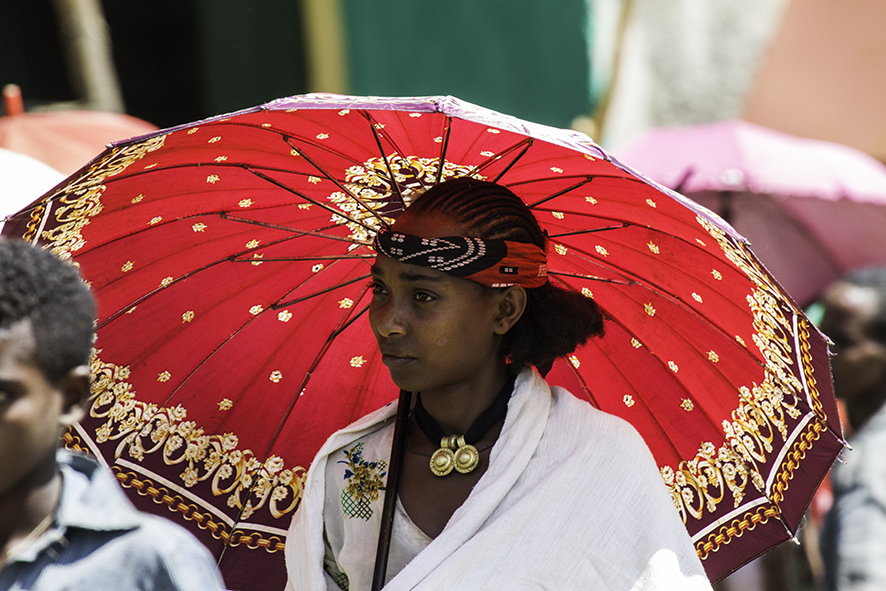 Frau mit Schirm, Adiarkey, Äthiopien