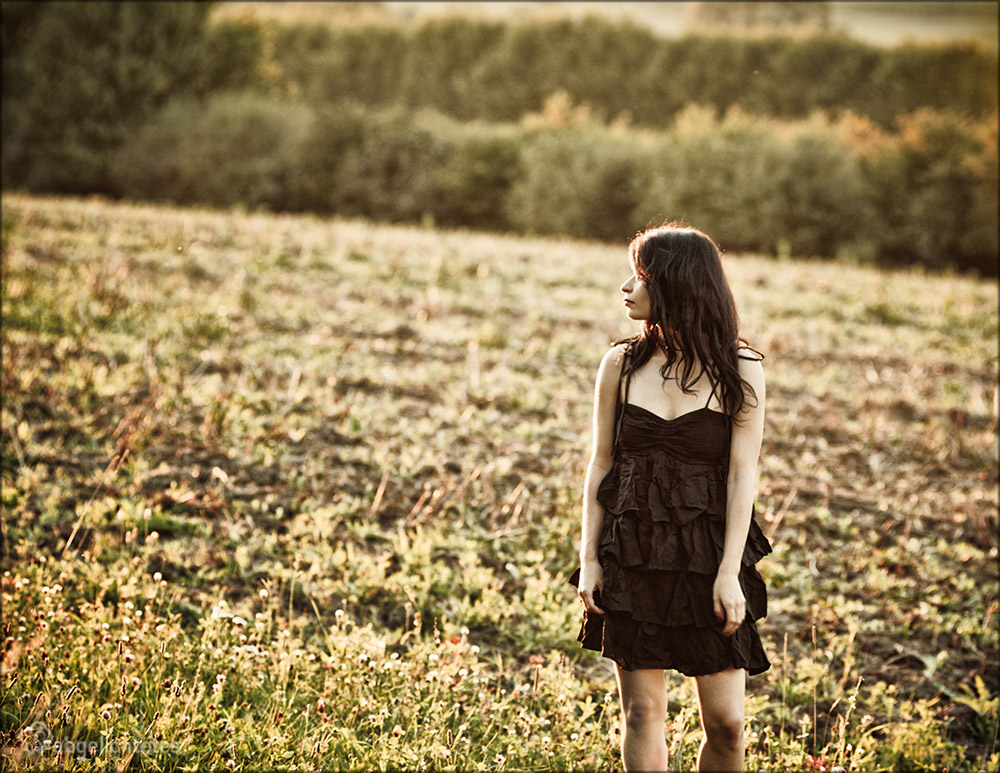 Frau mit schwarzem Kleid auf der Wiese