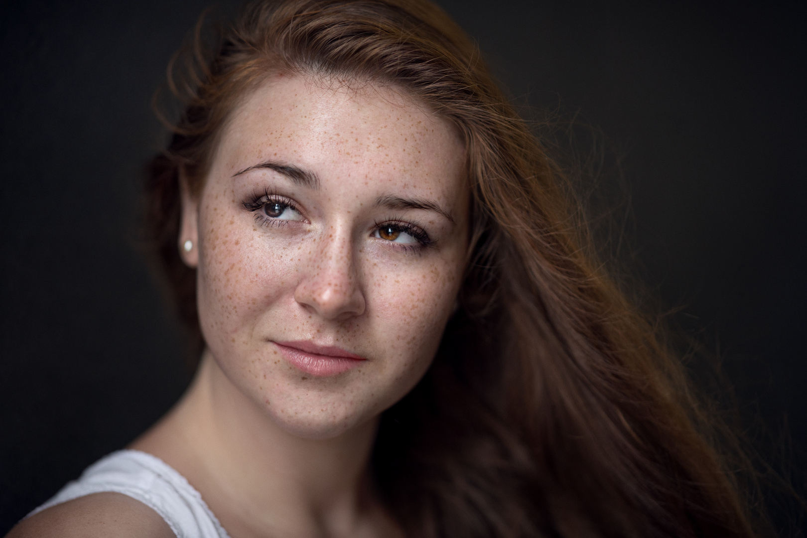 Frau Mit Sommersprossen Streetshooting Foto Bild Portrait Portrait Frauen Outdoor Bilder Auf Fotocommunity