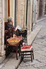 Frau mit Tomaten 