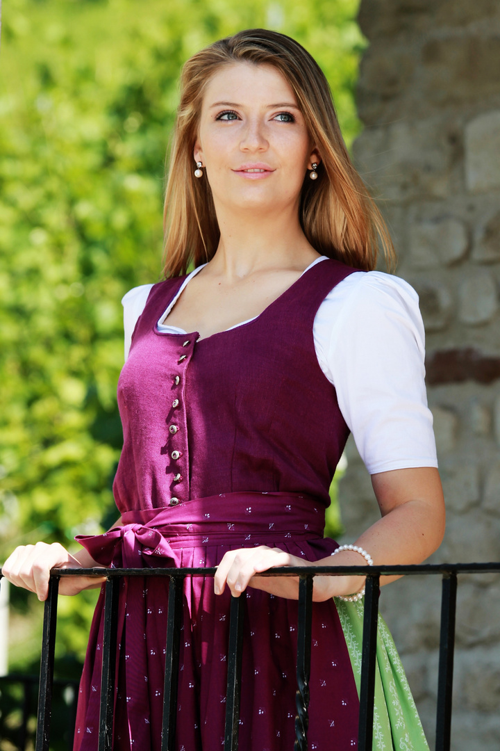 Frau mit Tracht/Dirndl