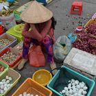 Frau mit verschiedenen Waren vor der Markthalle von Can Tho (Südvietnam) 