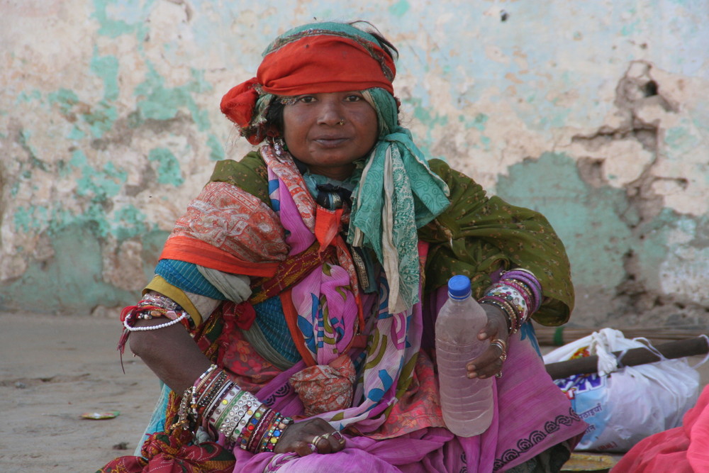 Frau mit Wasserflasche India Ca-08-col +story+1Foto