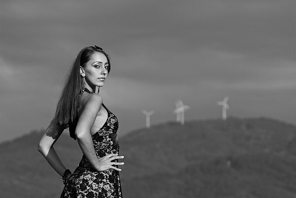 Frau mit Windräder