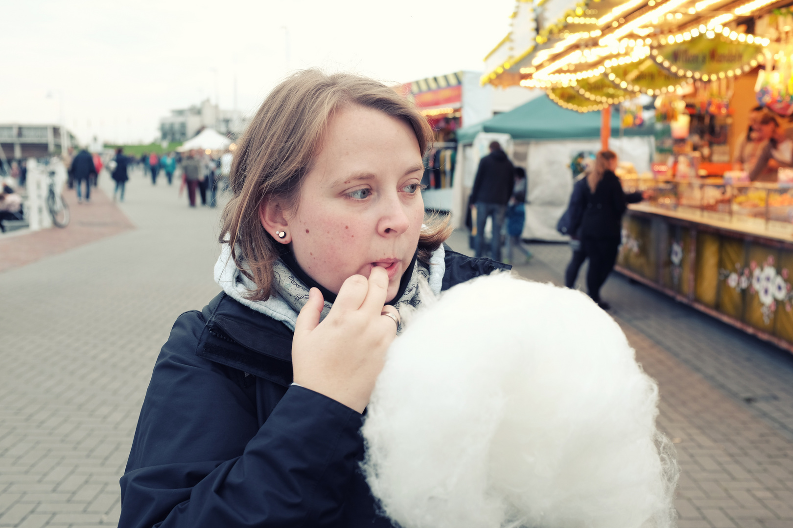 Frau mit Zuckerwatte :-))