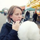 Frau mit Zuckerwatte :-))