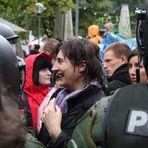 Frau ,nass vom Wasserwerfer,  spricht Polizist an - Park Stuttgart 30.9.10