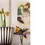 Frau Schiele mit Amaryllis und Trockenblumen