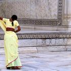 Frau schnürt ihren Sari vorm Taj