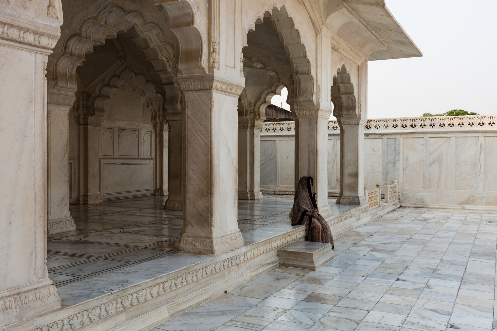 Frau, sinnierend, bei der Nagina-Moschee