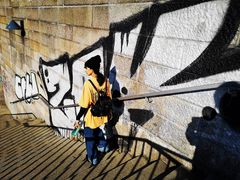 FRAU SONNE TREPPE HB p21-27-col +Streetfotos