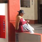 Frau Strasse zählt Peru