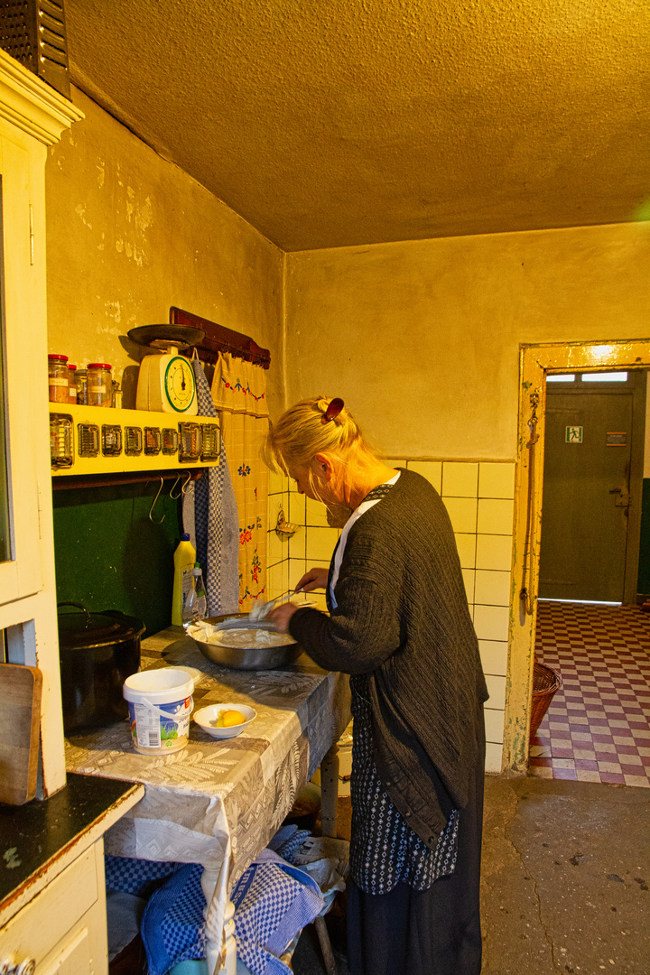 Frau Strelow ist eine der Hauswirtschafterinnen 