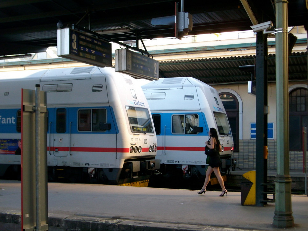 Frau und Eisenbahn - im Bahnhof Masarykovo, Prag