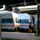 Frau und Eisenbahn - im Bahnhof Masarykovo, Prag