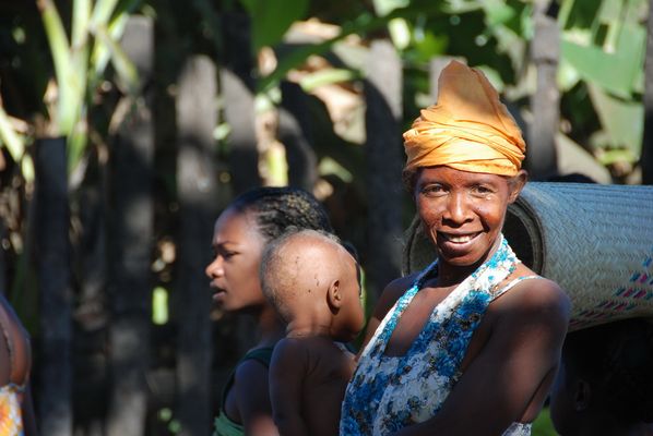 Frau und Ihr Kind auf dem Land Madagaskar