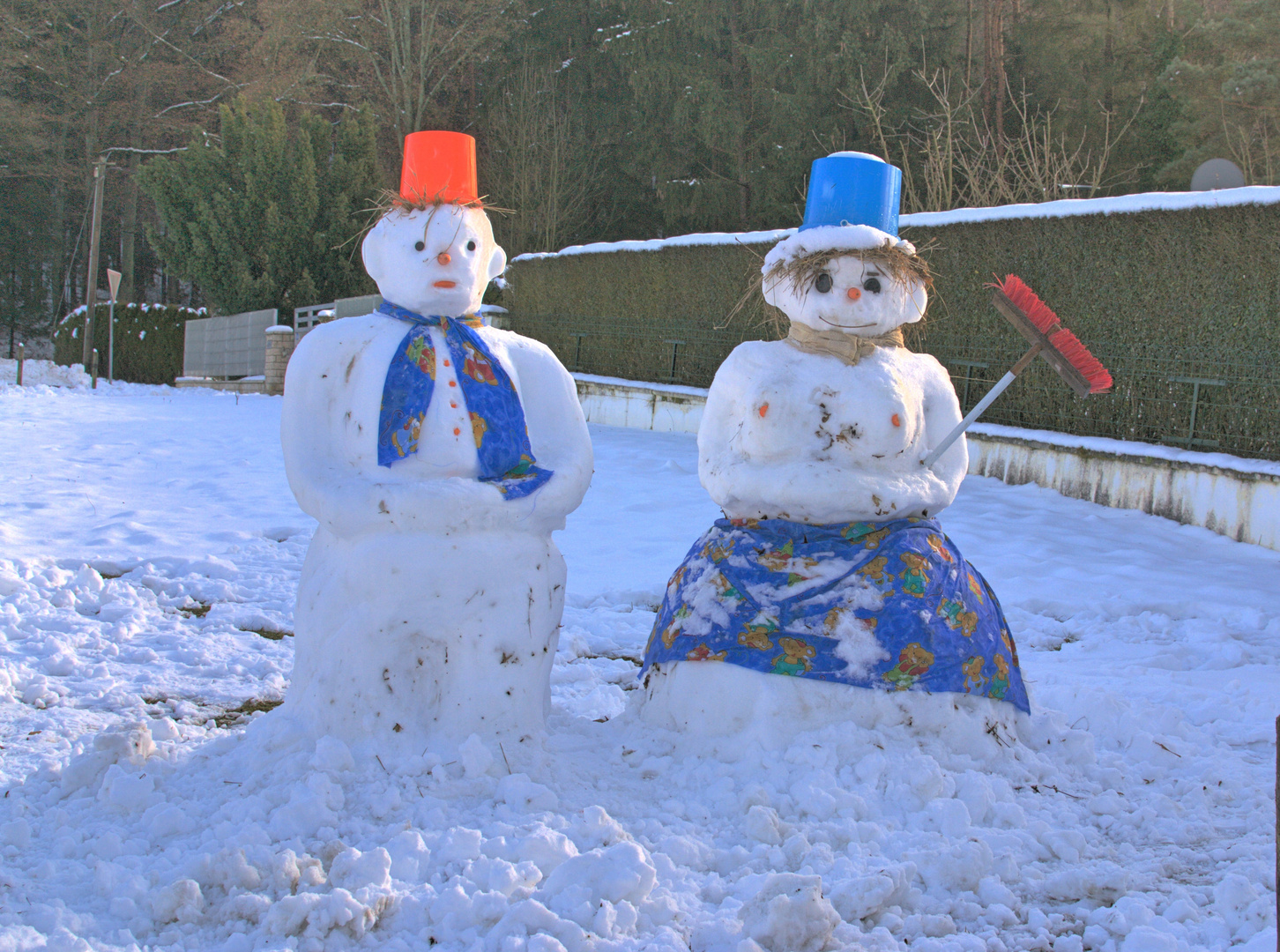 Frau und Mann im Schnee