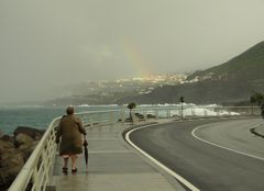 Frau und Regenbogen