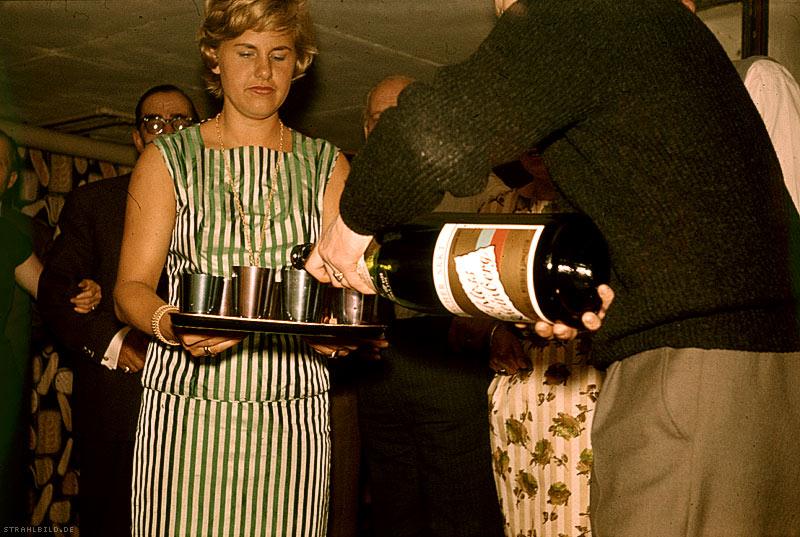 frau von welt macht der tapete konkurrenz und besorgt nachschub aus der magnum-flasche