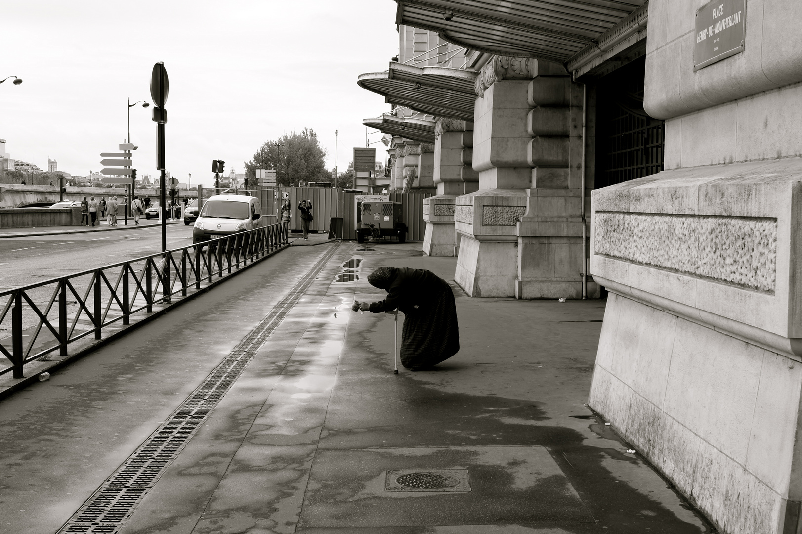 Frau vor dem Musee d`orsay