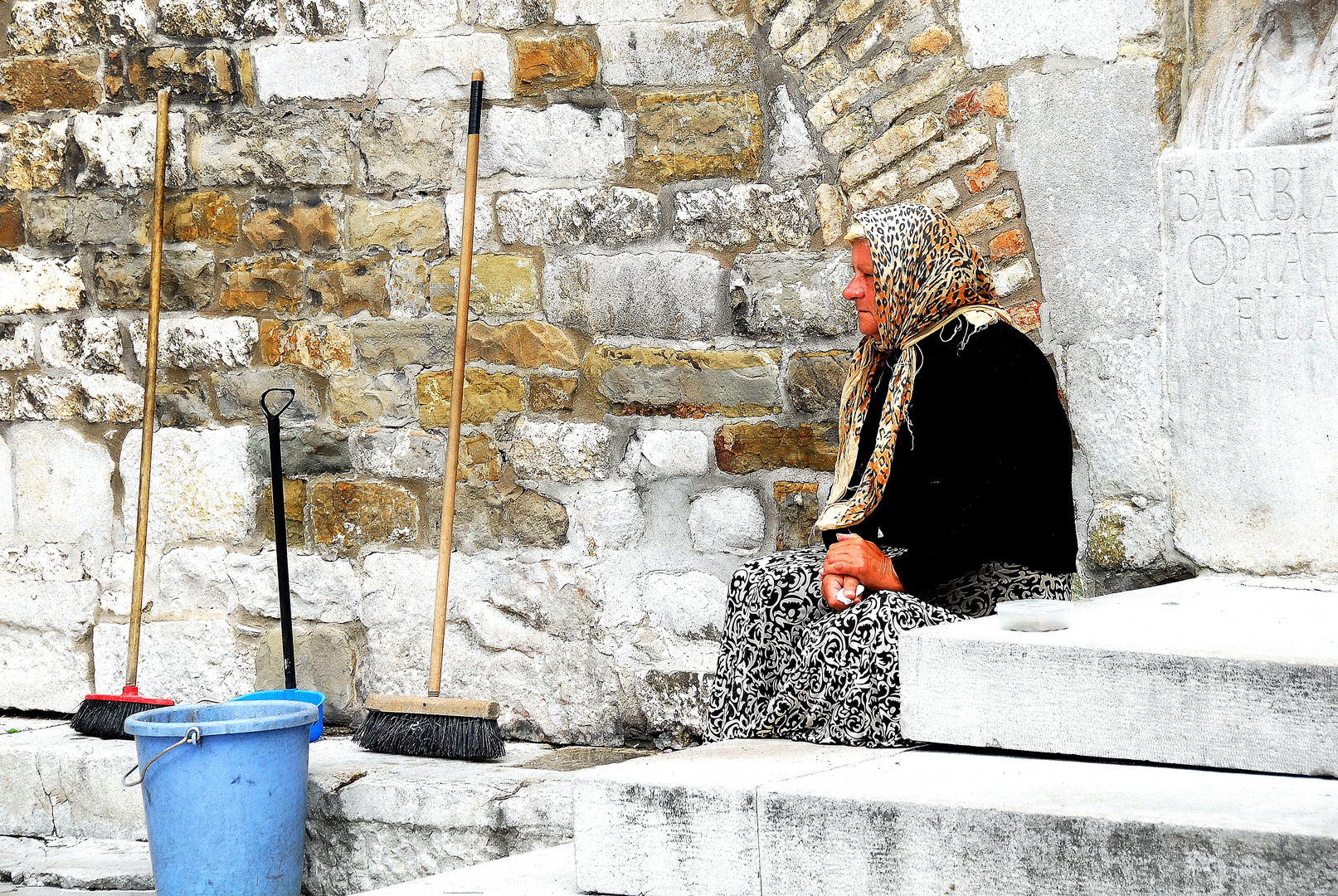 Frau vor der Kathedrale in Triest