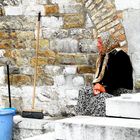 Frau vor der Kathedrale in Triest