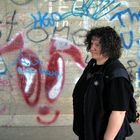 Frau vor Graffiti-Wand