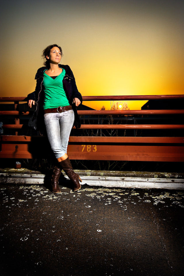 "Frau vor kitschigem Sonnenuntergang"