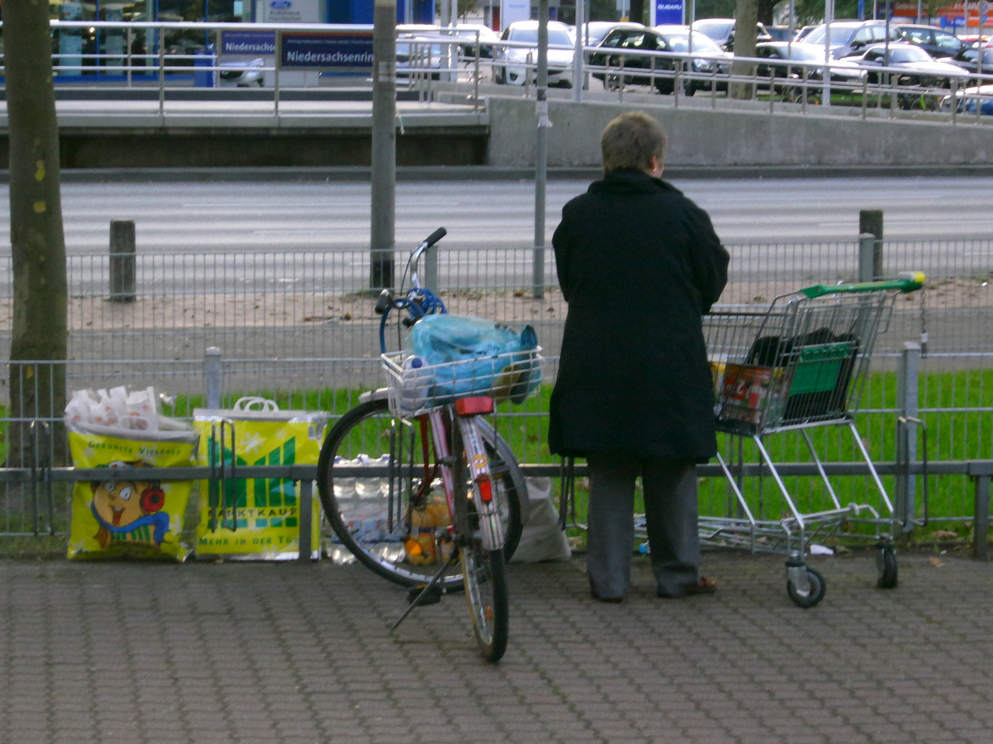 Frau vor Marktkauf, 27.08.2014