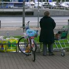 Frau vor Marktkauf, 27.08.2014