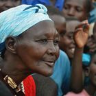 Frau während einer Dorfversammlung in Ruanda