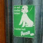 Frauchen kauft Persil