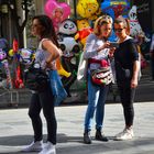 Frauen am Handy vor Spielzeugballons in der farbenfrohen Fußgängerzone von  Neapel