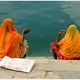 Frauen am Seeufer in Udaipur, Indien