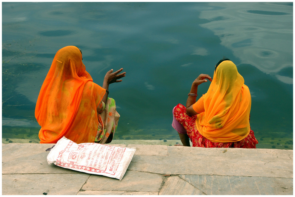 Frauen am Seeufer in Udaipur, Indien by Felix Heubaum