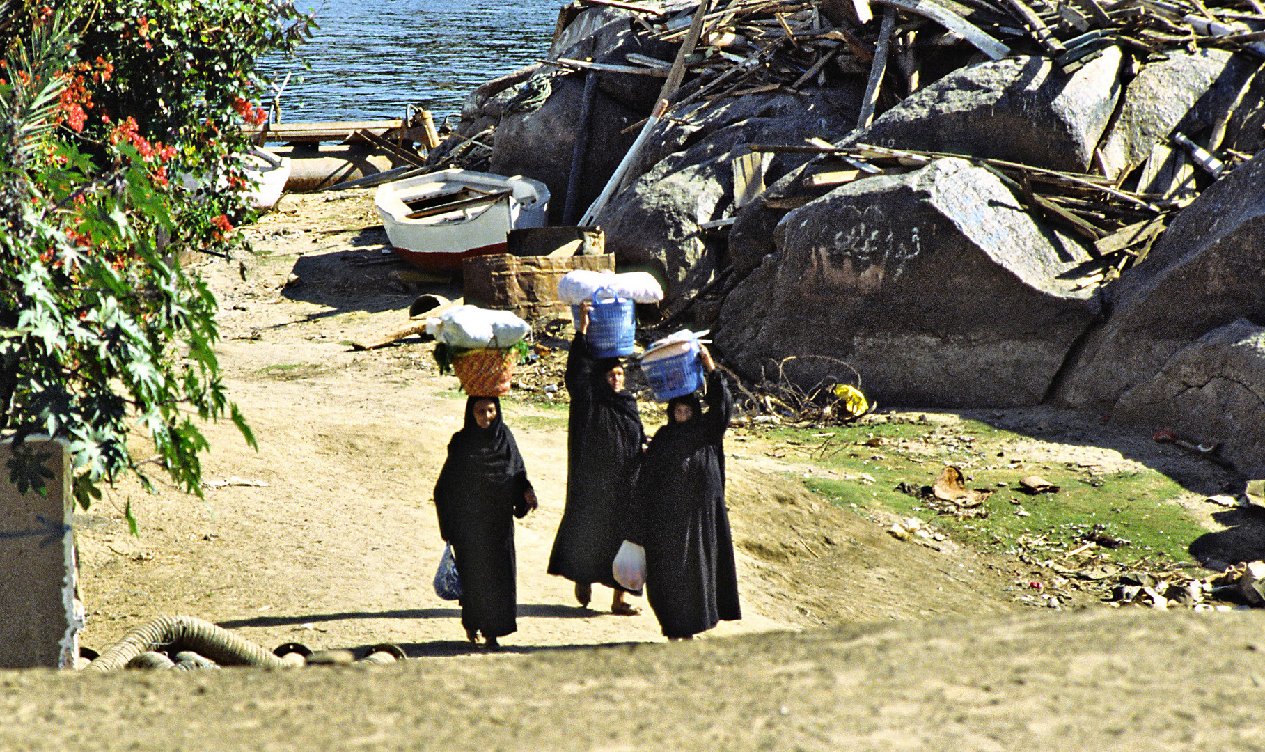 Frauen auf dem Heimweg vom Markt