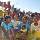 Frauen auf dem Markt nach Rafia Einkäufe in Mampikony Madagaskar