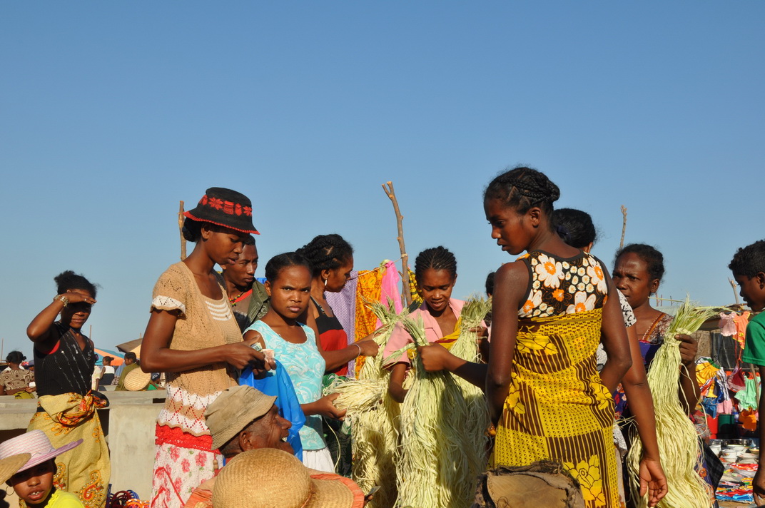 Frauen auf dem Marktplatz auf in Mampikony Madagaskar