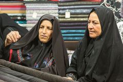 Frauen auf dem Stoffbazar...