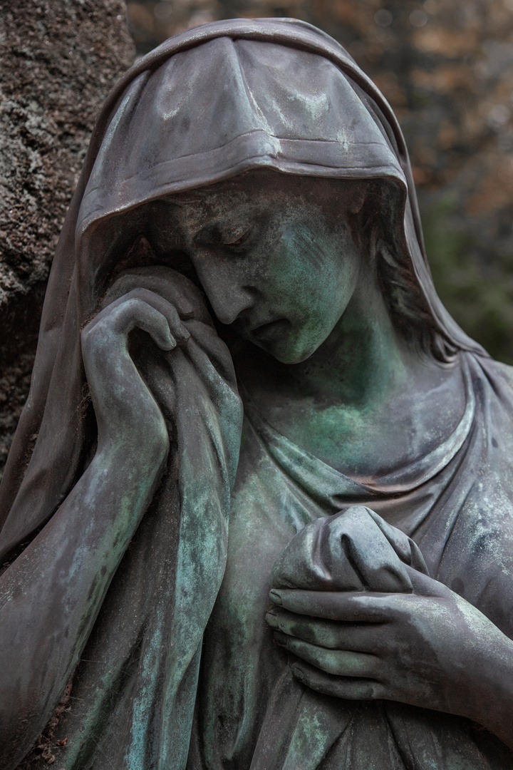 Frauen auf dem Waldfriedhof 10