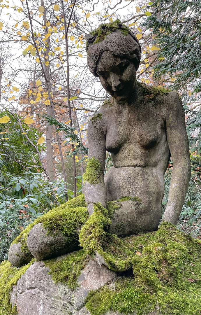 Frauen auf dem Waldfriedhof 4