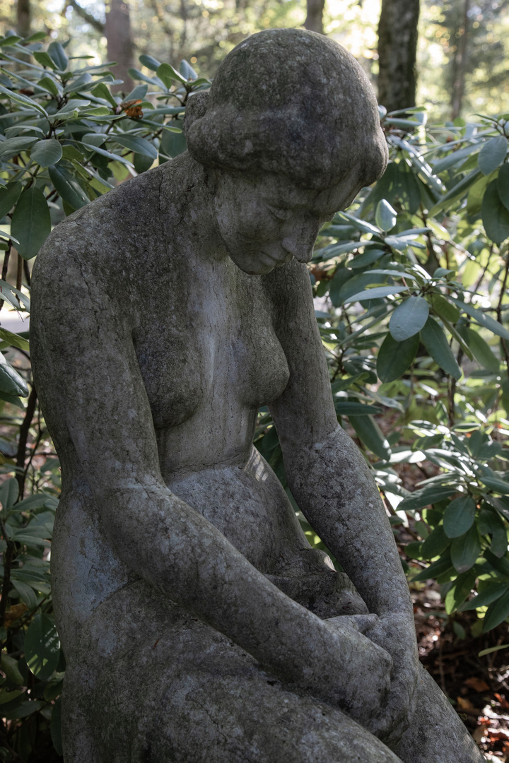 Frauen auf dem Waldfriedhof 7