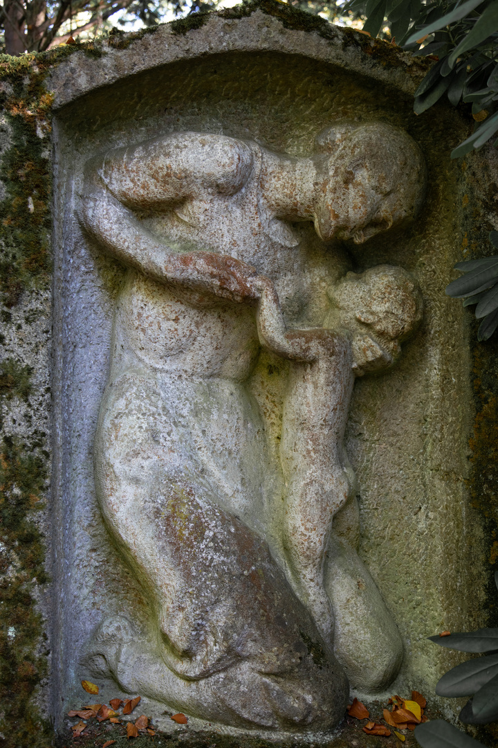 Frauen auf dem Waldfriedhof 8