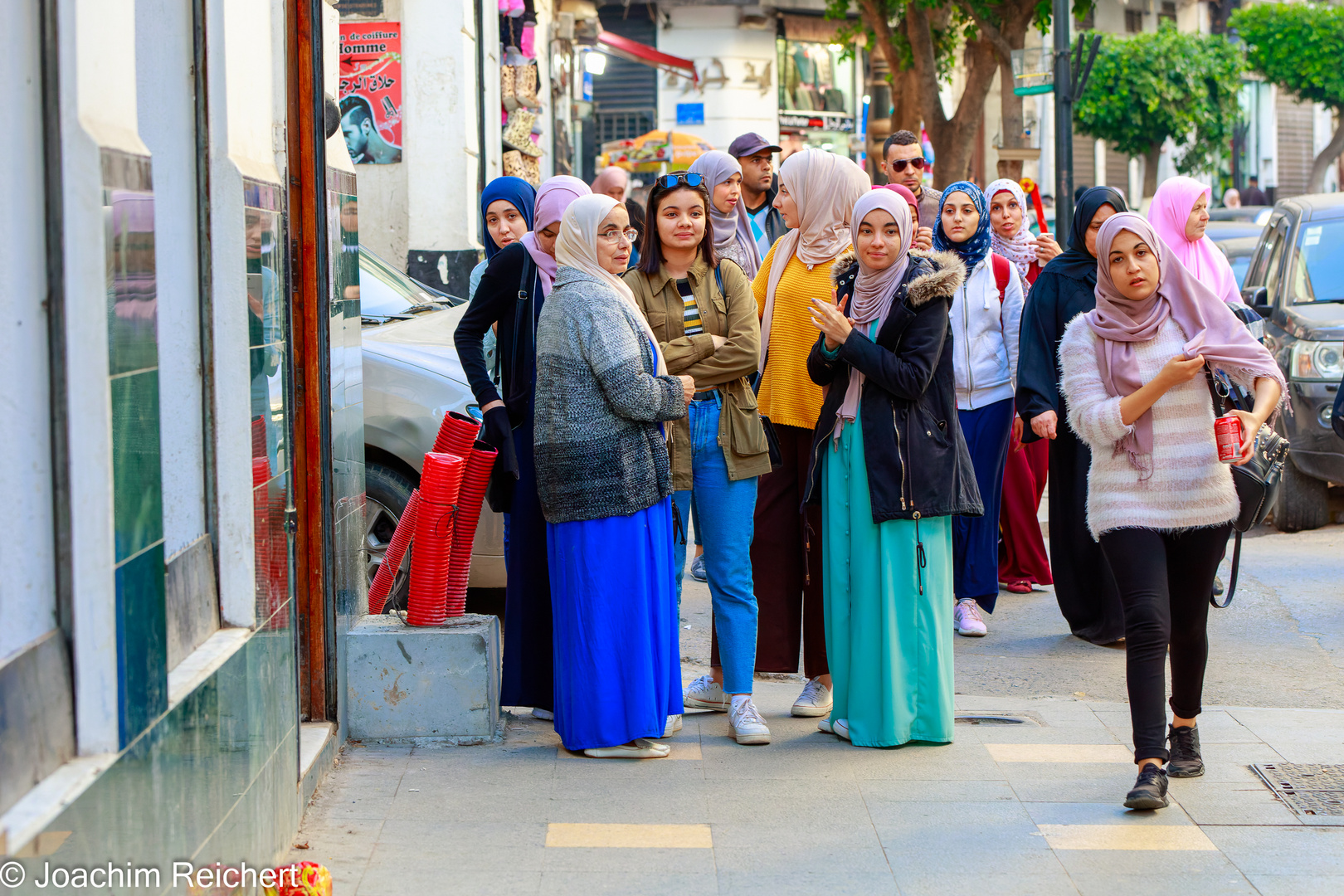 Frauen auf der Rue Didouche von Agier