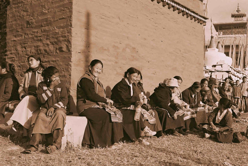 Frauen beim Bum Chu Festival, Tashiding, Sikkim