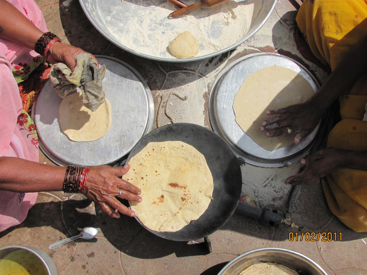 Frauen beim Chapati-Backen