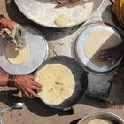 Frauen beim Chapati-Backen