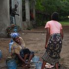 Frauen beim Füßewaschen