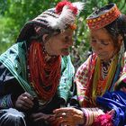 Frauen beim Schwatz am Frühlingsfest der Kalash
