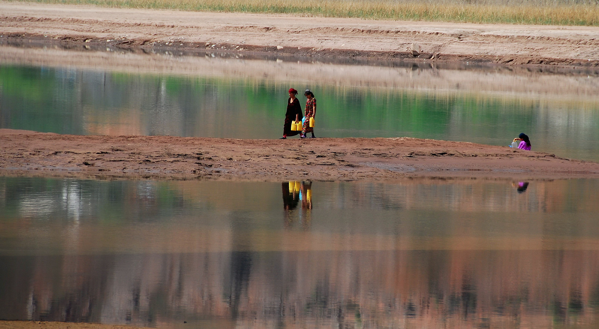 Frauen beim Wasserholen am Wachsch Fluss